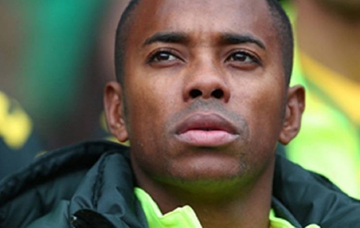 Com nova defesa, Robinho cr&ecirc; em processo lento e retoma rotina em Santos