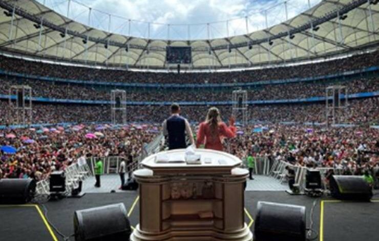 Sucesso nas redes sociais, Bispo Bruno Leonardo faz culto na Fonte Nova