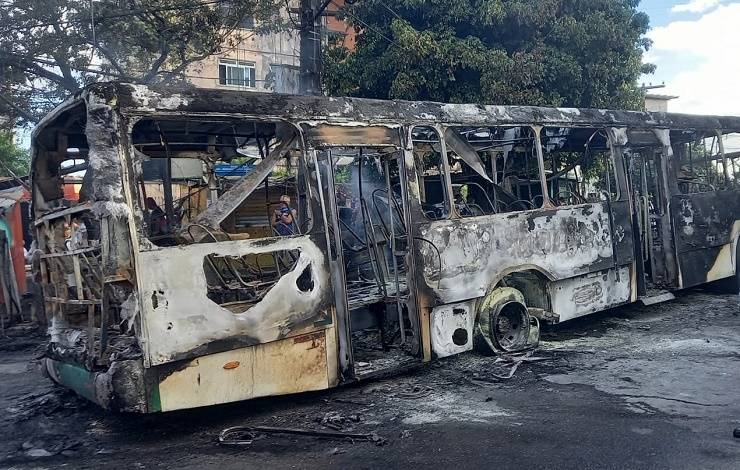 Ap&oacute;s dez dias, mais um &ocirc;nibus &eacute; incendiado por bandidos no bairro de Sussuarana