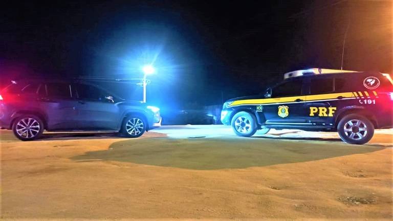 Homem &eacute; preso com carro roubado e diz receber R$ 4 mil para lev&aacute;-lo at&eacute; Feira de Santana