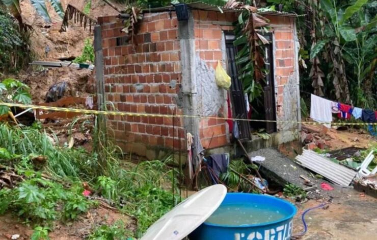 Residência com sete pessoas desaba no bairro de Cajazeiras