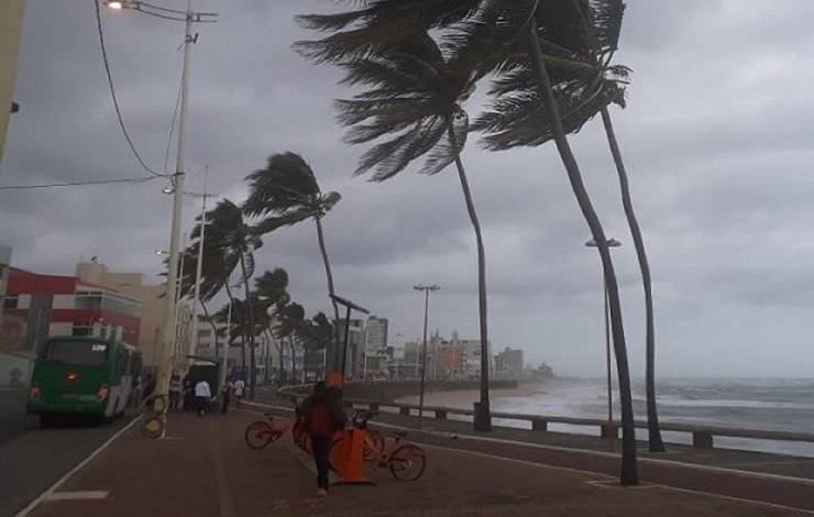 Frente fria e sistema de alta pressão explicam ventos fortes em Salvador, diz meteorologista