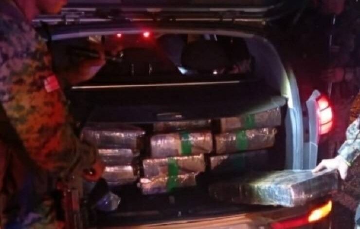 Tr&ecirc;s homens e uma mulher s&atilde;o presos com mais de 250 kg de maconha na Bahia