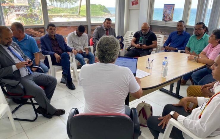 Servidores protestam e dizem que n&atilde;o v&atilde;o aceitar reajuste proposto por Jer&ocirc;nimo