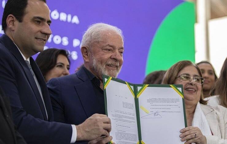 Lula sanciona lei que torna obrigatória a igualdade salarial entre homens e mulheres com mesma função