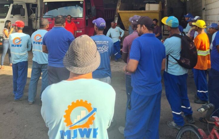 Trabalhadores de limpeza urbana param atividades em Mucuri e resolvem fechamento de acordo coletivo
