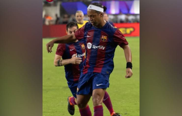 Ronaldinho Gaúcho dá show em jogo de lendas de Barcelona e Real Madrid