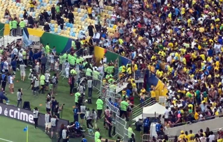 URGENTE! Jogo do Brasil contra Argentina tem briga generalizada na  arquibancada do Maracanã