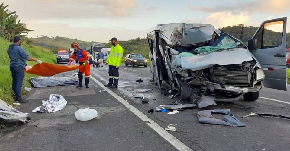 Tr&ecirc;s pessoas morrem em acidente com van na BR-324; v&iacute;timas fariam tratamento m&eacute;dico em Salvador
