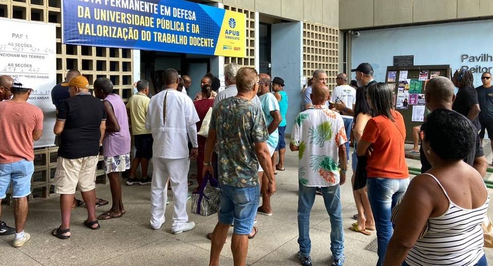 Em Salvador, eleitores chegam cedo para garantir tranquilidade na